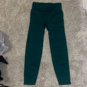 SEAMLESS FORREST GREEN LEGGINGS.